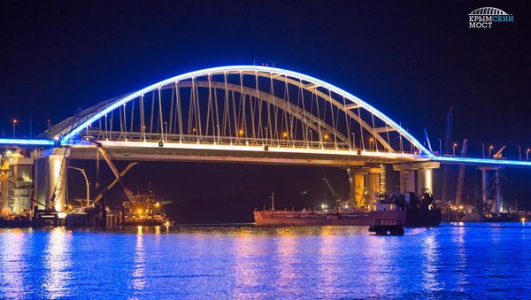 Строители провели тестовое включение ночной подсветки автодорожной арки Крымского моста