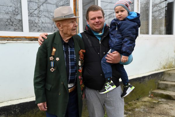 Ветеран Великой Отечественной войны и участник освобождения Крыма Иван Иванович Кандыба с семьей Ветеран Великой Отечественной войны и участник освобождения Крыма Иван Иванович Кандыба с семьей