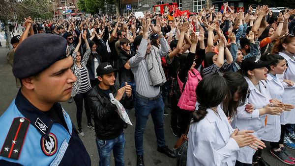 Сторонники оппозиции на демонстрации в Ереване, Армения