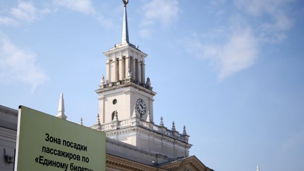 Указатель на месте посадки пассажиров по единому билету на автовокзале в Краснодаре