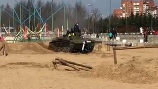 Очевидец снял на видео момент наезда танка на людей на шоу в Петербурге
