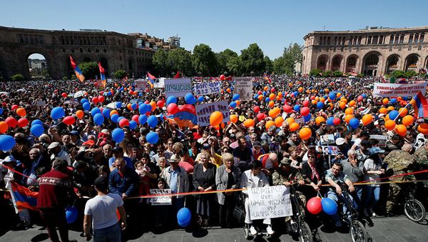 Митинг сторонников лидера оппозиции в Армении Никола Пашиняна в Ереване. 1 мая 2018