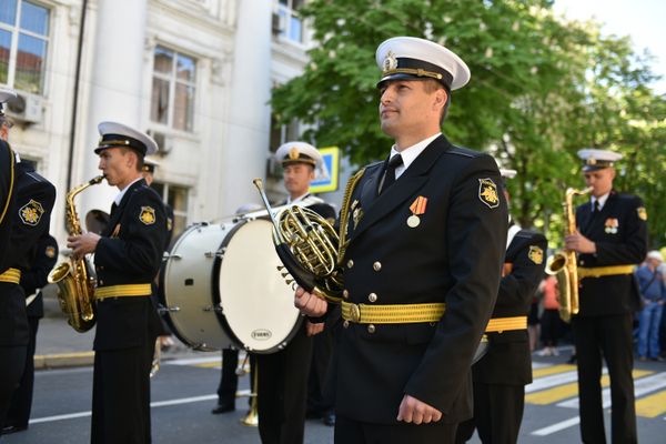 Оркестр Черноморского флота на Первомайской демонстрации в Севастополе Оркестр Черноморского флота на Первомайской демонстрации в Севастополе