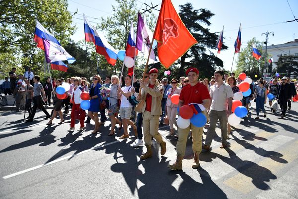 Участники Первомайской демонстрации в Севастополе Участники Первомайской демонстрации в Севастополе