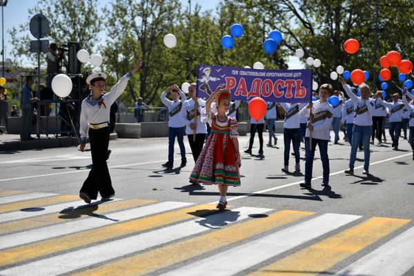 Участники Первомайской демонстрации в Севастополе Участники Первомайской демонстрации в Севастополе