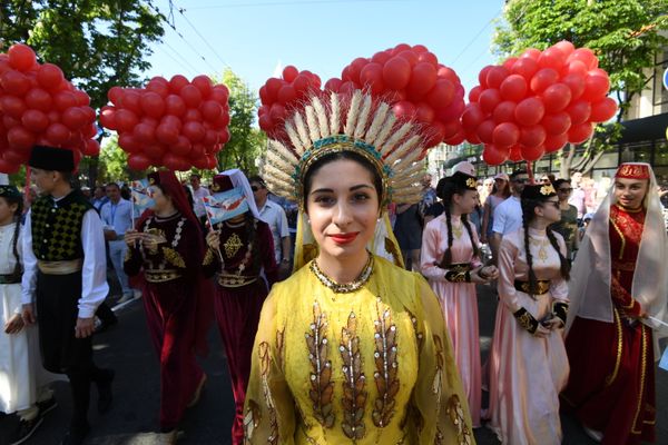 Участники Первомайской демонстрации в Симферополе в национальных костюмах Участники Первомайской демонстрации в Симферополе в национальных костюмах