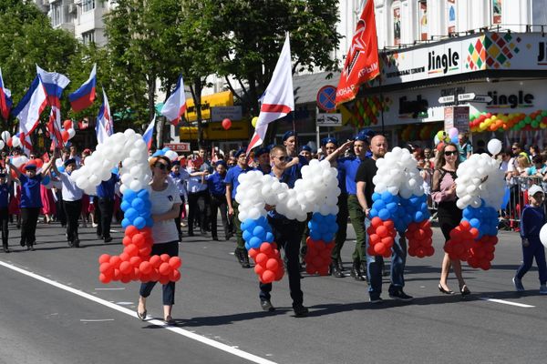 Участники Первомайской демонстрации в Симферополе Участники Первомайской демонстрации в Симферополе