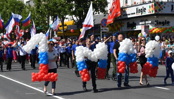 Участники Первомайской демонстрации в Симферополе