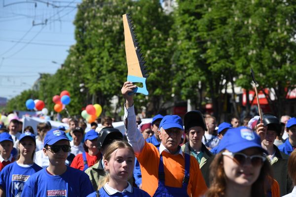 Участники Первомайской демонстрации в Симферополе Участники Первомайской демонстрации в Симферополе