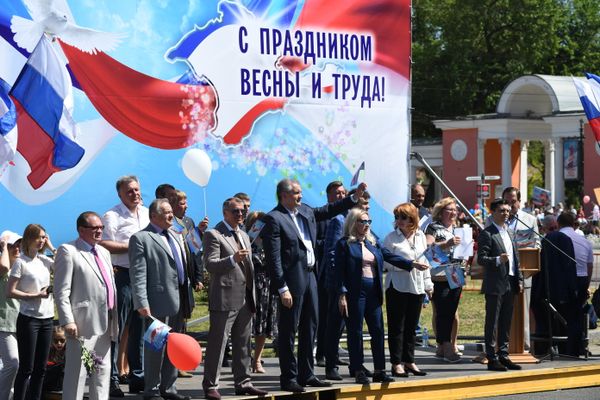 Глава Крыма Сергей Аксенов, председатель Госсовета Республики Владимир Константинов, сенатор от Крыма Ольга Ковитиди, руководитель аппарата Совмина РК Лариса Опанасюк, депутат Госдумы РФ Руслан Бальбек, заместитель председателя Госсовета РК Ефим Фикс на Первомайской демонстрации в Симферополе Глава Крыма Сергей Аксенов, председатель Госсовета Республики Владимир Константинов, сенатор от Крыма Ольга Ковитиди, руководитель аппарата Совмина РК Лариса Опанасюк, депутат Госдумы РФ Руслан Бальбек, заместитель председателя Госсовета РК Ефим Фикс на Первомайской демонстрации в Симферополе