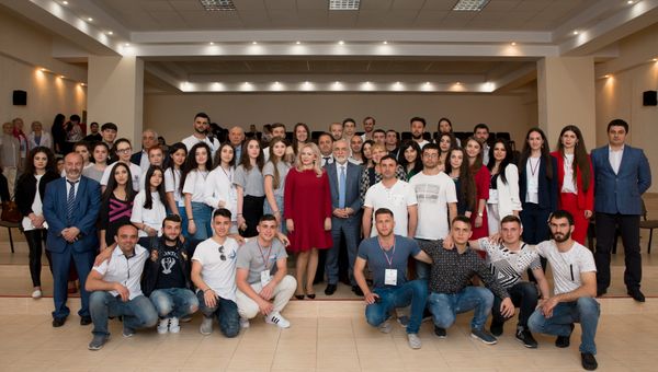 Участники II Всероссийского межнационального молодежного фестиваля Крымский маяк 2.0 на панельной дискуссии в Ялте