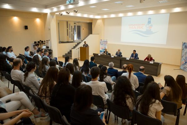 Участники II Всероссийского межнационального молодежного фестиваля Крымский маяк 2.0 на панельной дискуссии в Ялте