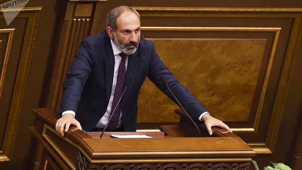 Лидер оппозиции Армении Никол Пашинян на внеочередном заседании по выборам нового премьер-министра страны. 1 мая 2018