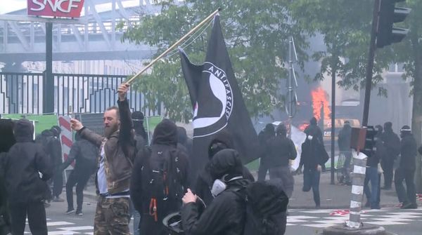 Беспорядки начались на улицах Парижа во время первомайской демонстрации