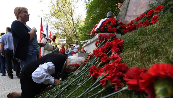 Партизанская маевка на Ангарском перевале у памятникаПартизанская шапка. 2 мая 2018