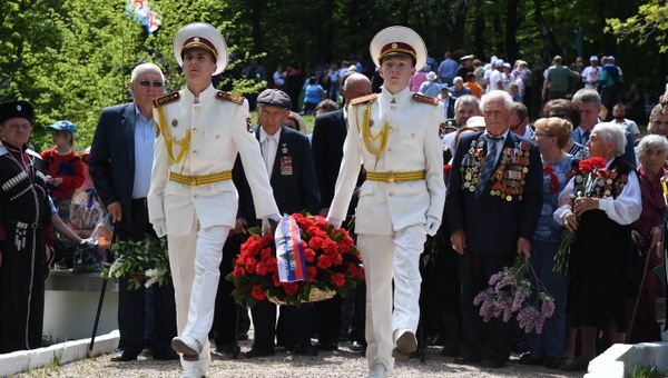 Возложение цветов к памятнику Партизанской славы Партизанская шапка на Ангарском перевале. 2 мая 2018 Возложение цветов к памятнику Партизанской славы Партизанская шапка на Ангарском перевале. 2 мая 2018