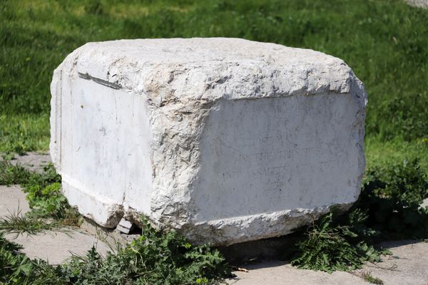 Остатки монумента в память об британских солдатах, штурмовавших 3-ий бастион Остатки монумента в память об британских солдатах, штурмовавших 3-ий бастион