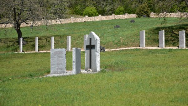 Немецкое мемориальное военное кладбище в районе села Гончарное Немецкое мемориальное военное кладбище в районе села Гончарное