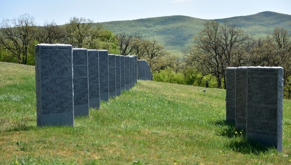 Немецкое мемориальное военное кладбище в районе села Гончарное Немецкое мемориальное военное кладбище в районе села Гончарное