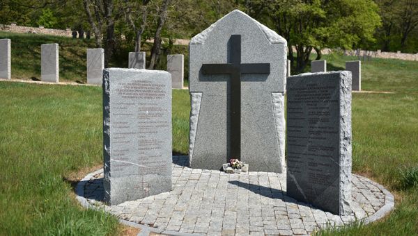 Немецкое мемориальное военное кладбище в районе села Гончарное Немецкое мемориальное военное кладбище в районе села Гончарное