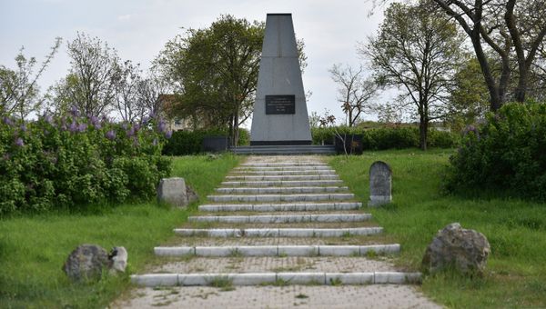 Французское военное кладбище в районе 5-го километра Балаклавского шоссе Французское военное кладбище в районе 5-го километра Балаклавского шоссе