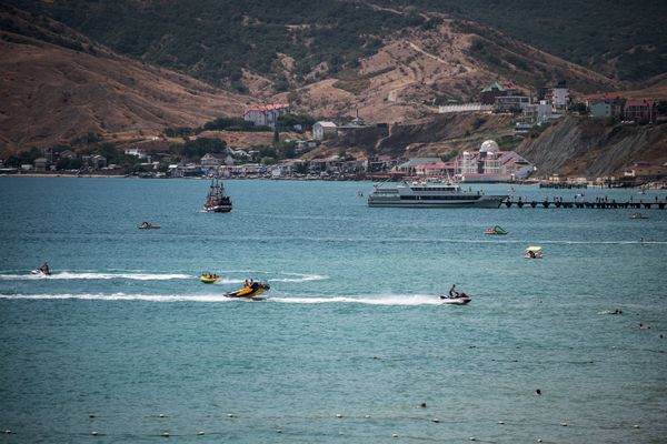 Побережье Черного моря в Коктебеле Побережье Черного моря в Коктебеле