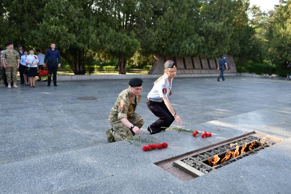 Сотрудники Росгвардии возложили цветы к обелиску Славы воинам-освободителям на Сапун-горе в Севастополе в рамках автопробега Вахта памяти. Сыны Великой Победы