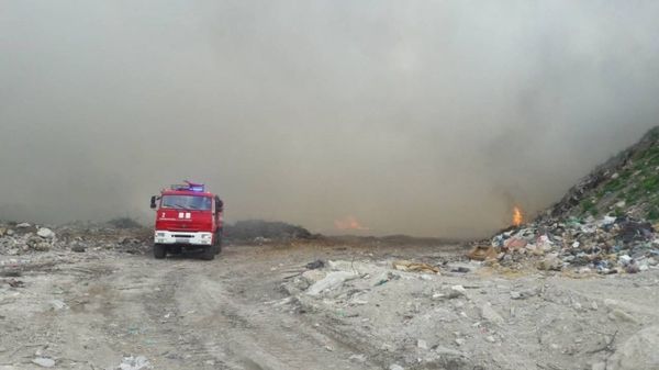 На мусорном полигоне в Каменке (Симферопольский район) произошел пожар На мусорном полигоне в Каменке (Симферопольский район) произошел пожар