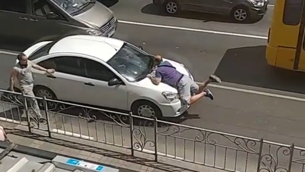 Пешехода провезли на капоте машины по центру Симферополя