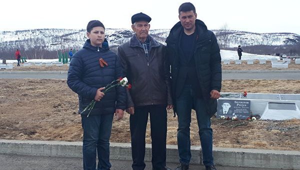 Нури Билялов с внуком и правнуком Нури Билялов с внуком и правнуком