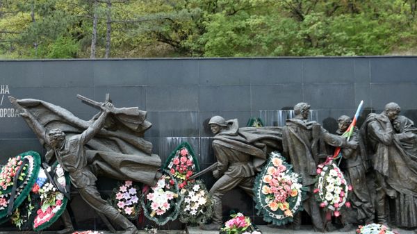 Памятник воинам 77 Краснознаменной Ордена Суворова Симферопольской стрелковой дивизии им. Орджоникидзе у подножия Сапун-горы в Севастополе