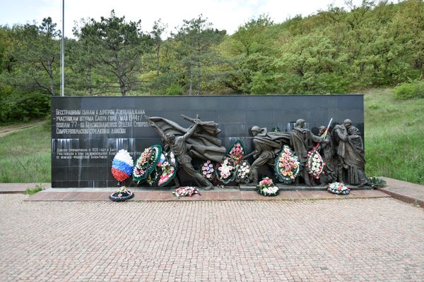 Памятник воинам 77 Краснознаменной Ордена Суворова Симферопольской стрелковой дивизии им. Орджоникидзе у подножия Сапун-горы в Севастополе Памятник воинам 77 Краснознаменной Ордена Суворова Симферопольской стрелковой дивизии им. Орджоникидзе у подножия Сапун-горы в Севастополе