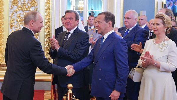 Избранный президент РФ Владимир Путин и председатель правительства РФ Дмитрий Медведев во время церемонии инаугурации в Кремле. 7 мая 2018