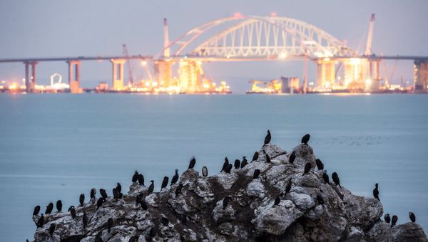 Строительство Крымского моста через Керченский пролив.