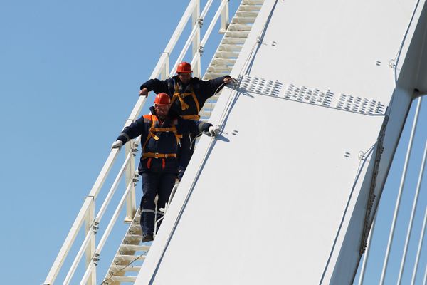 Рабочие на строительстве Крымского моста.