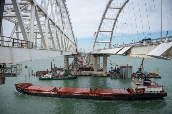 Строительство Крымского моста через Керченский пролив.