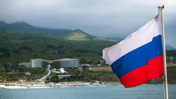 Российский триколор на палубе парусника Херсонес в Крыму