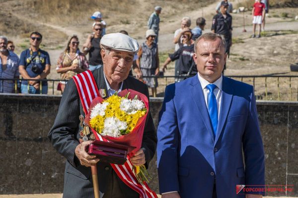  Ветеран Великой Отечественной войны Александр Лубенцов и глава Керченского городского совета Николай Гусаков