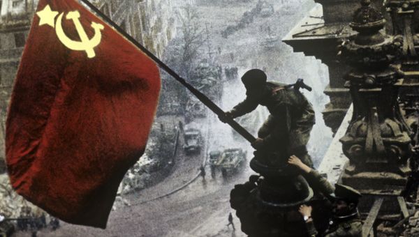 Знамя Победы на здании рейхстага в городе Берлине.
