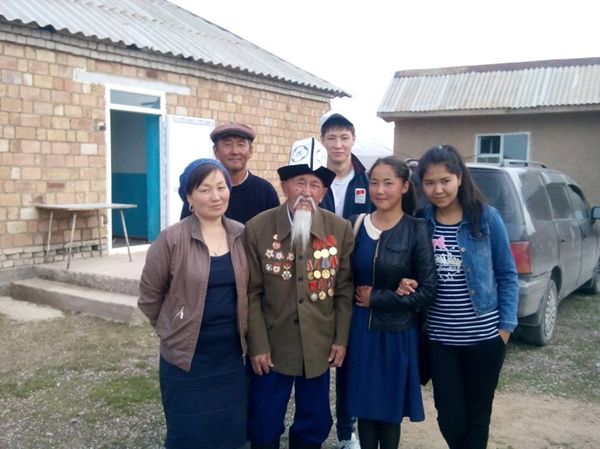 Жаманкулов Кошкоро из поселка Суусамыр Чуйской области Киргизии с односельчанами Жаманкулов Кошкоро из поселка Суусамыр Чуйской области Киргизии с односельчанами