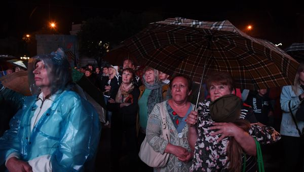 Симферопольцы смотрят праздничный салют, посвященный Дню Победы. 9 мая 2018 Симферопольцы смотрят праздничный салют, посвященный Дню Победы. 9 мая 2018