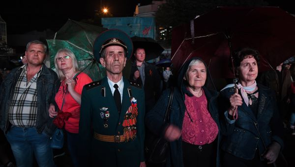 Симферопольцы смотрят праздничный салют, посвященный Дню Победы. 9 мая 2018 Симферопольцы смотрят праздничный салют, посвященный Дню Победы. 9 мая 2018