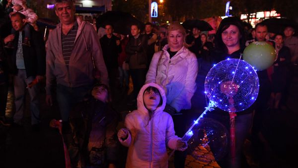Симферопольцы смотрят праздничный салют, посвященный Дню Победы. 9 мая 2018 Симферопольцы смотрят праздничный салют, посвященный Дню Победы. 9 мая 2018