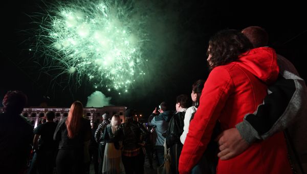 Праздничный салют в Симферополе, посвященный Дню Победы. 9 мая 2018 Праздничный салют в Симферополе, посвященный Дню Победы. 9 мая 2018