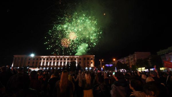 Праздничный салют в Симферополе, посвященный Дню Победы. 9 мая 2018 Праздничный салют в Симферополе, посвященный Дню Победы. 9 мая 2018