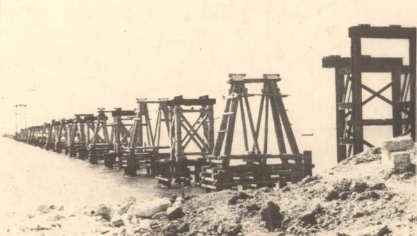 Установленные блоки промежуточных опор моста через Керченский пролив. 1944 год