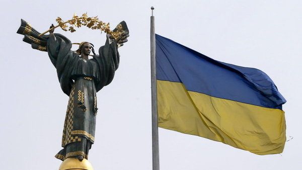 Флаг Украины и монумент независимости в Киеве. Архивное фото Флаг Украины и монумент независимости в Киеве. Архивное фото