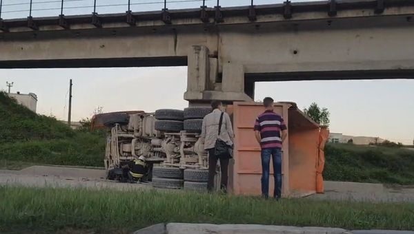 КамАЗ опрокинулся после удара о мост в районе Инкермана КамАЗ опрокинулся после удара о мост в районе Инкермана