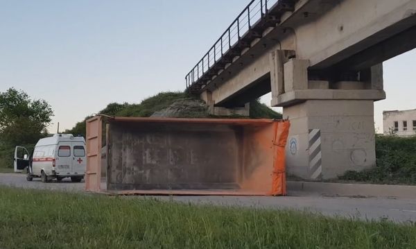 КамАЗ опрокинулся после удара о мост в районе Инкермана