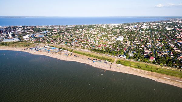 Город Ейск и пляжи на Ейской косе на Азовском море. Архивное фото